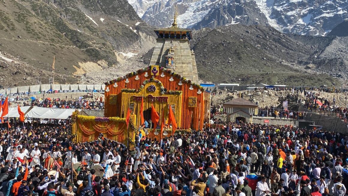 CHARDHAM YATRA: वैदिक मंत्रोच्चारण के बीच खुले ग्यारहवें ज्योर्तिलिंग श्रीकेदारनाथ धाम के कपाट