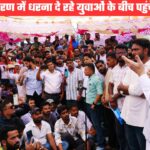 धरनास्थल पर युवाओं के बीच पहुंचे सीएम धामी, कहा मामले की होगी सीबीआई जांच, दर्ज मुकदमें भी होंगे वापस